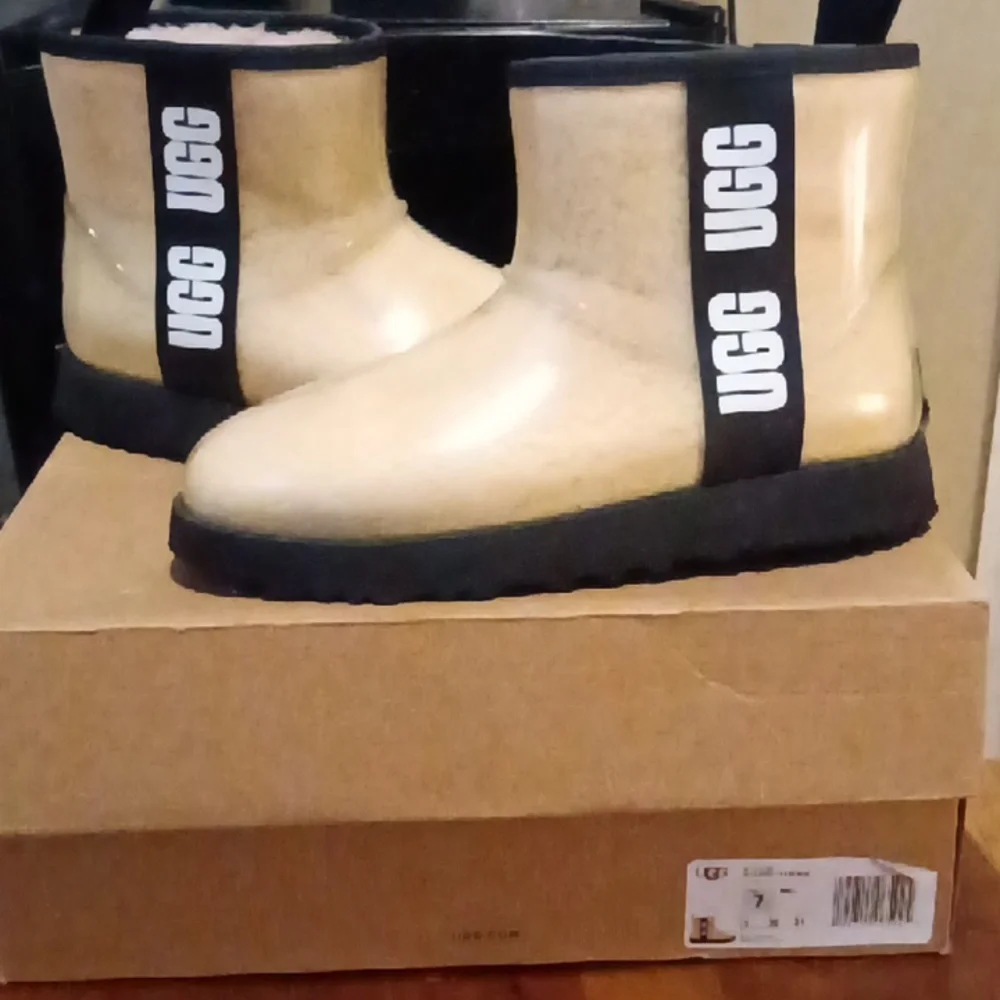 UGG RAIN BOOTS - Picture 1 of 4